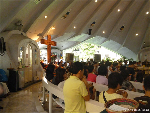 Misa en una iglesia dentro de un centro comercial de Manila